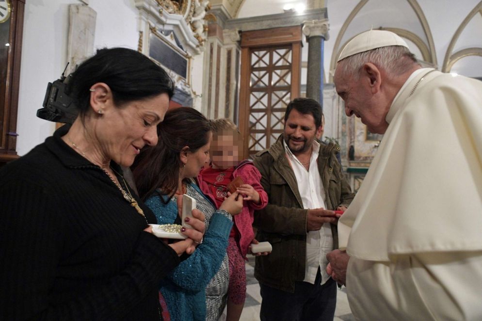 Papa Francesco ha incontrato e salutato la famiglia rom al centro delle forti proteste per l'assegnazione di una casa popolare a Casal Bruciato. L'incontro è avvenuto in privato nella sagrestia della Basilica di San Giovanni in Laterano, prima che il Papa iniziasse, nella navata della Basilica, l'incontro con il clero e i fedeli della diocesi (Ansa)