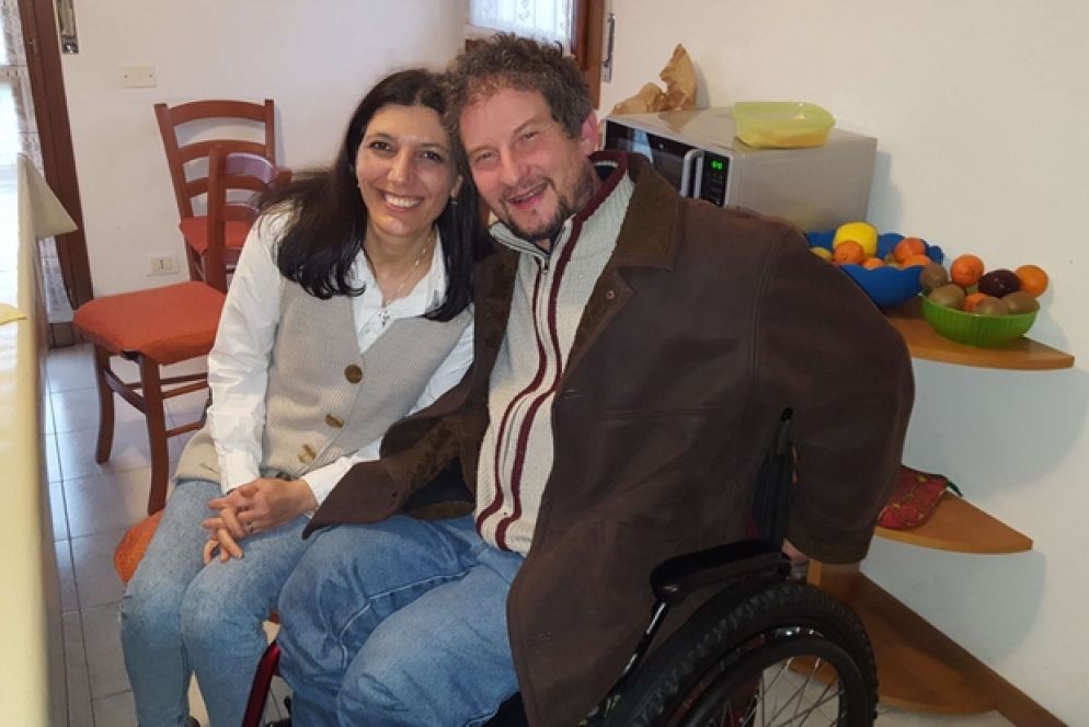 Sabrina e Silvio Facco, malato di sclerosi multipla. Genitori felici di tre figli.