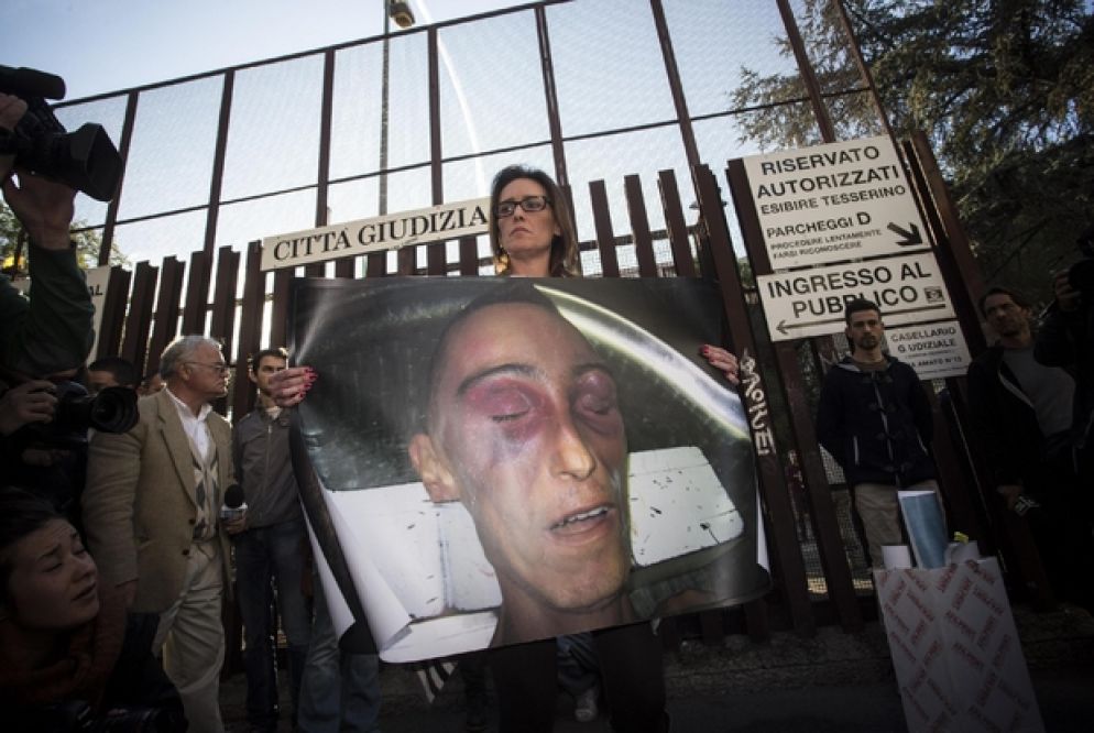 Ilaria Cucchi con una foto del fratello morto per chiedere giustizia. Era il 2014 (Ansa)