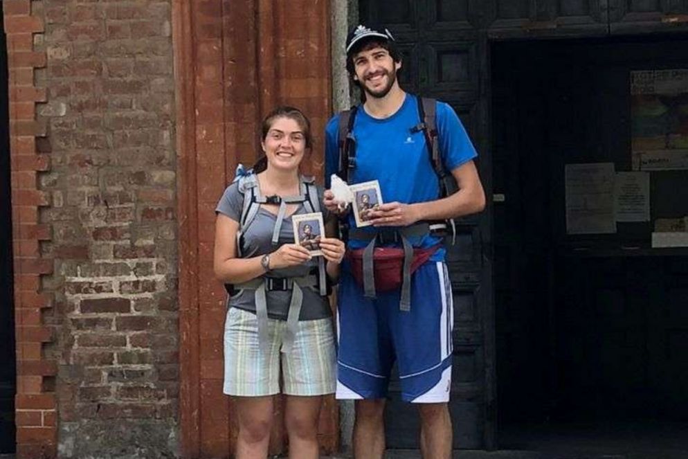 Maddalena Frigerio e Marco Conti alla partenza del loro viaggio di nozze sul Cammino di sant’Agostino
