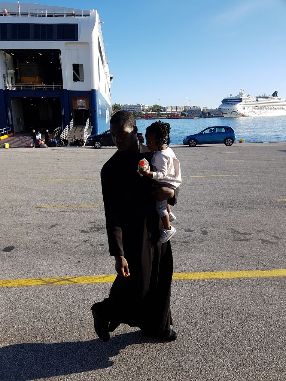 Migranti nel porto del Pireo ad Atene