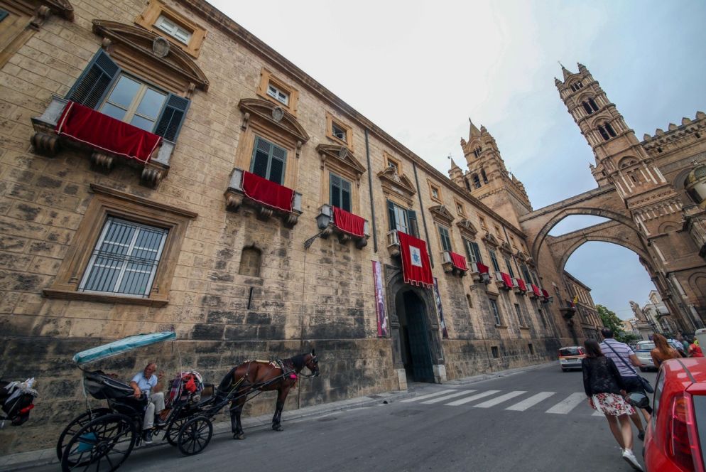 Palermo addobbata a festa attende la visita di papa Francesco in programma sabato 15 (Petyx)