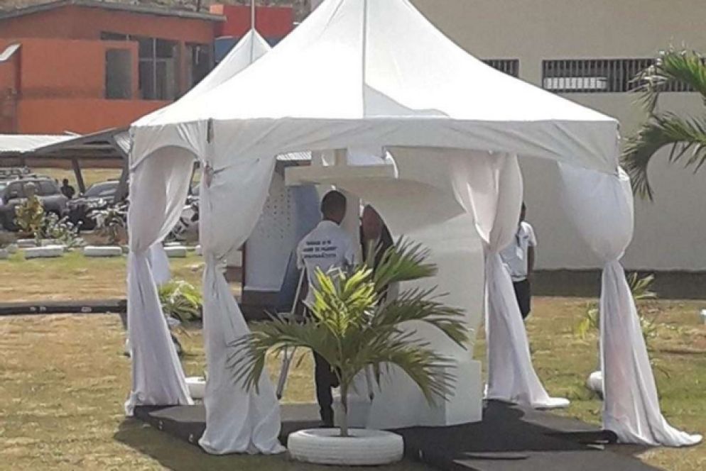 Francesco confessa uno dei 5 ragazzi carcerati, in piedi perché ha perso una gamba (foto Cristina Cabrejas)