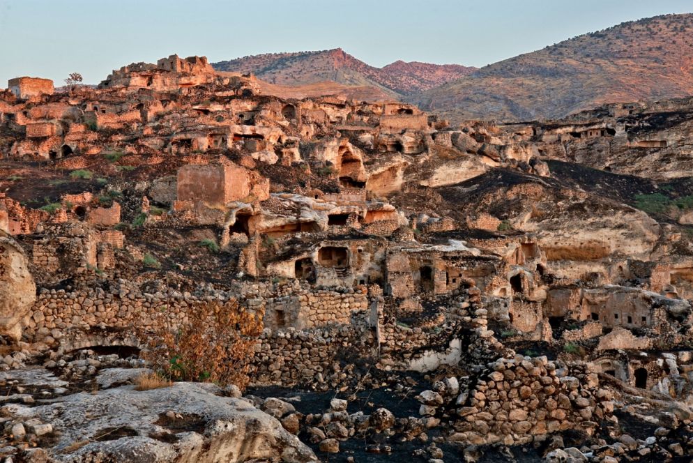 Le grotte a Hasankeyf, scavate nella pietra calcarea della falesia lungo il Tigri (Pozzi Zanzottera/Parallelozero)