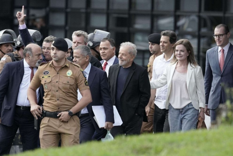 Il rilascio delì'ex presidente Lula (Ansa)