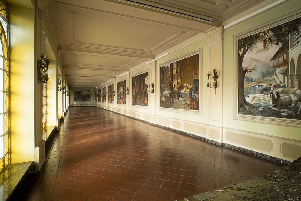 La galleria con "L'Arte della lana" dipinta da Ettore Olivero tra 1948 e 1952 al Lanificio Zegna, a Trivero (Damiano Andreotti)