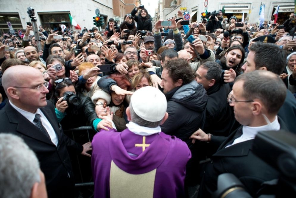 Papa Francesco saluta i fedeli dopo la Messa a Sant'Anna il 17 marzo 2013 (Osservatore Romano)