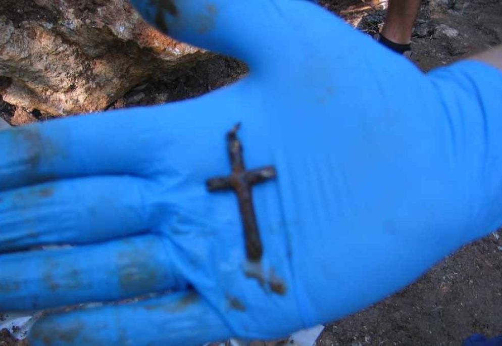 La croce trovata nella fossa comune, appartenuta a una delle vittime