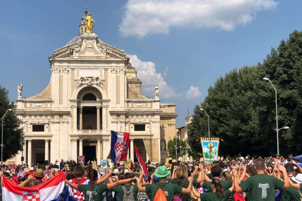 I giovani della Marcia francescana di fronte alla basilica di Santa Maria degli Angeli ad Assisi (foto Berti)