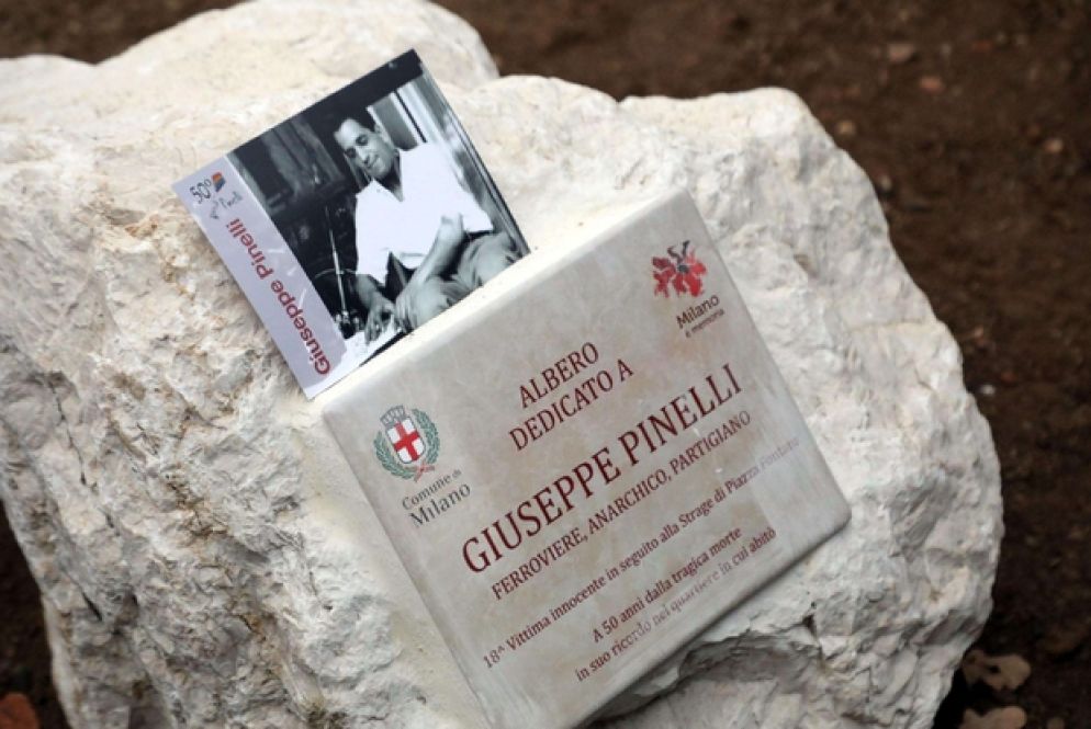La targa in memoria di Giuseppe Pinelli. - Fotogramma