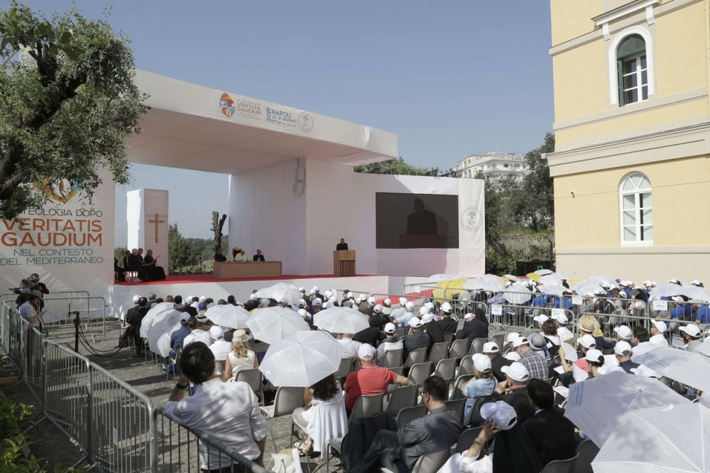 Papa Francesco a Napoli al convegno sulla teologia nel contesto del Mediterraneo (foto Ansa)
