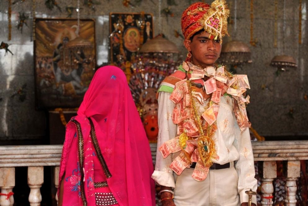 Il matrimonio tra una 12enne e un 14enne in India (foto archivio Ap)