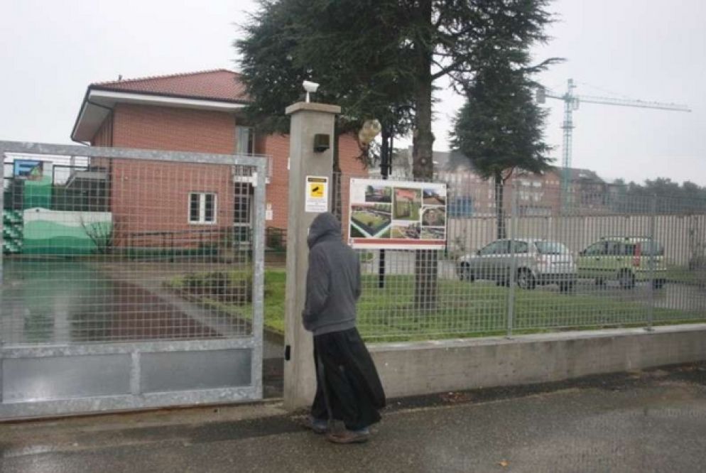 L'ingresso della Rems di San Maurizio Canavese. Davanti al cancello il priore dei Fatebenefratelli fra Gennaro Simarò