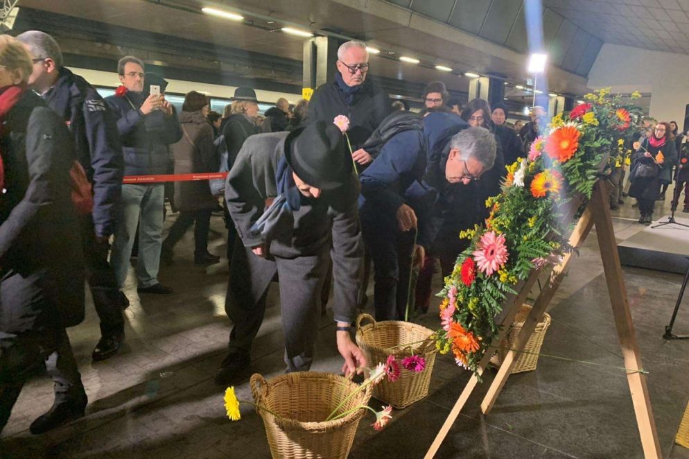 La processione per deporre fiori sotto la lapide commemorativa