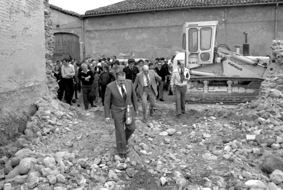 L'abbattimento del muro del manicomio di Collegno nel 1977 (foto R. Miglio)