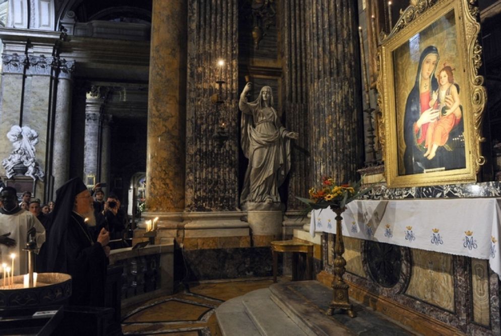 Il Patriarca ecumenico di Costantinopoli nella basilica dei Santi XII Apostoli a Roma venera i Santi Filippo e Giacomo (Siciliani)