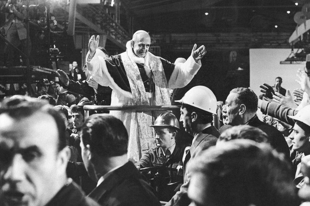 Paolo VI nelle nuove acciaierie di Taranto per la Messa di mezzanotte del Natale 1968 (Pepi Merisio)