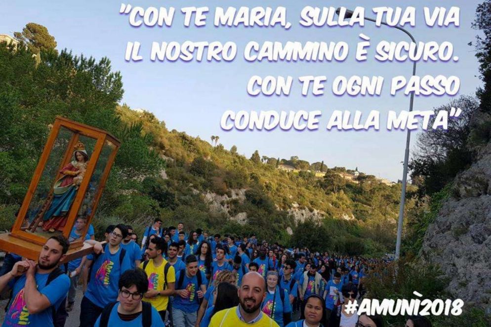 I giovani della diocesi di Noto si sono dati appuntamento a San Corrado Fuori le Mura e da lì si sono messi in cammino verso il Santuario della Madonna della Scala. (Facebook)