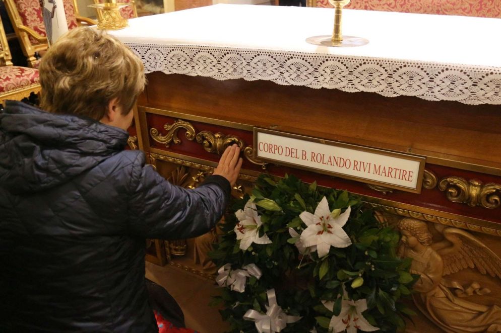 Alla fine della Messa i fedeli hanno reso omaggio alle spoglie del beato