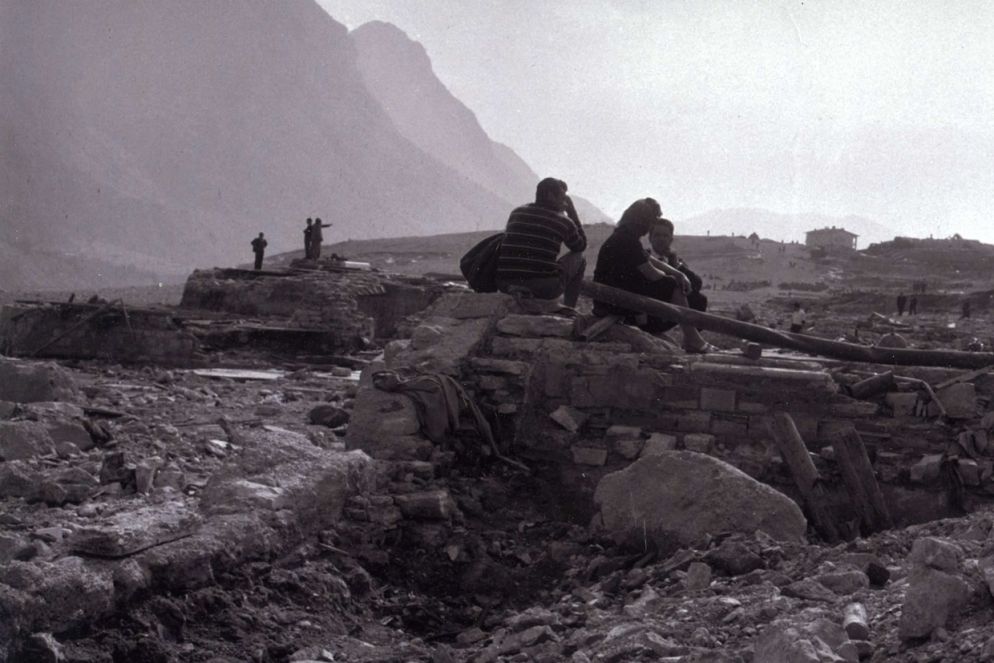 Superstiti seduti sulla loro casa, dal docufilm “Vajont per non dimenticare”