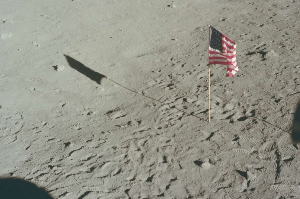 La bandiera americana sulla Luna (Foto Nasa)