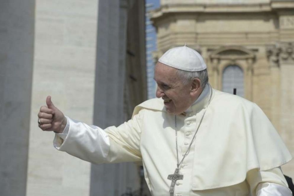 Il Papa nel suo classico saluto con il pollice alzato