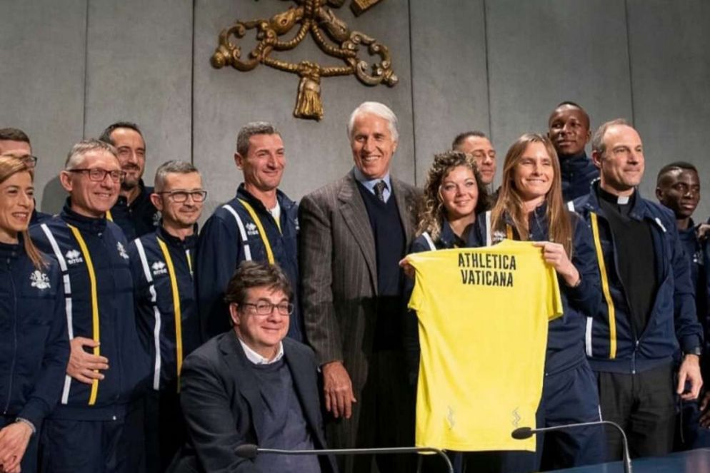 La formazione podistica dell'Athletica Vaticana insieme ai "presidenti" Giovanni Malagò (Coni) e Luca Pancalli (Cip)