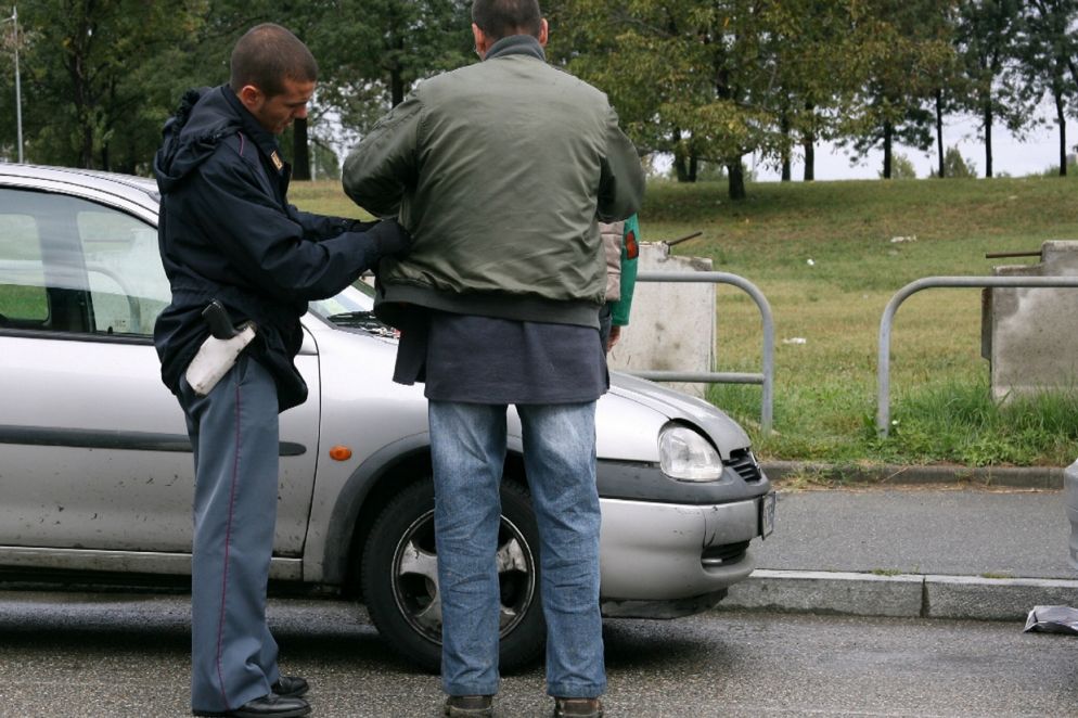 Una perquisizione in zona Barriera (Ansa)