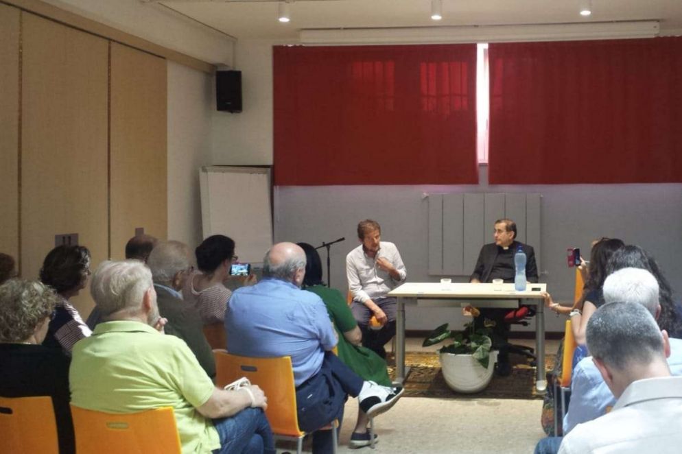 Milano: l'arcivescovo Delpini incontra volontari e operatori di Arché. Al suo fianco il fondatore, padre Bettoni