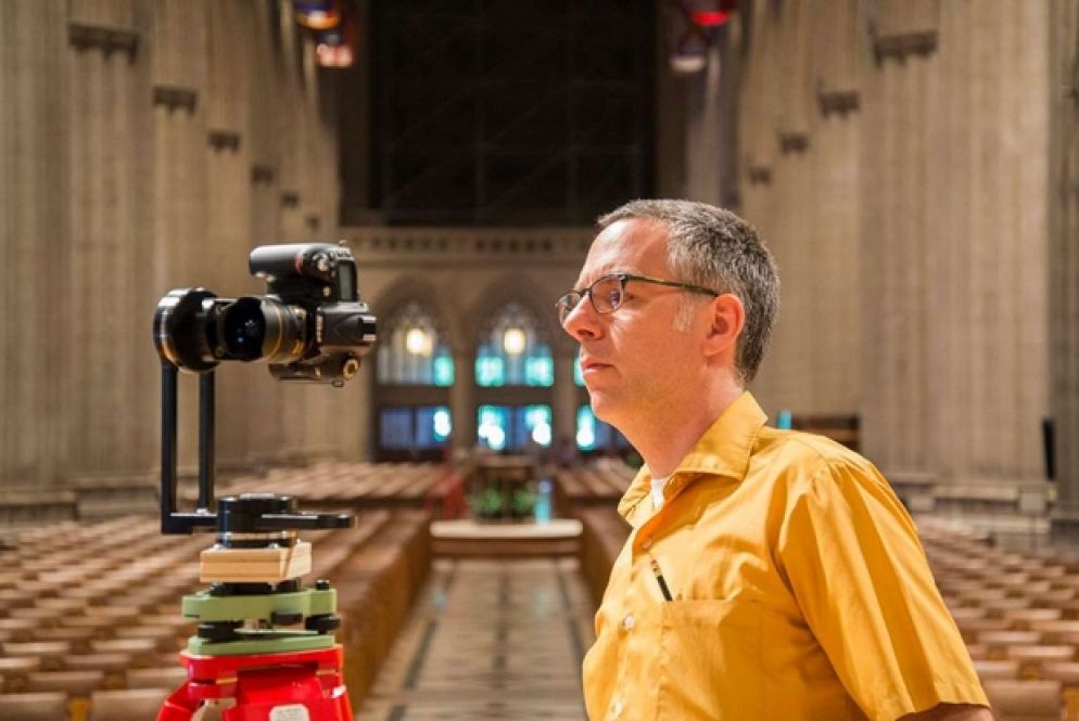 Il professor Andrew Tallon mentre mappa la cattedrale di Washington DC (foto Craig W. Stapert)