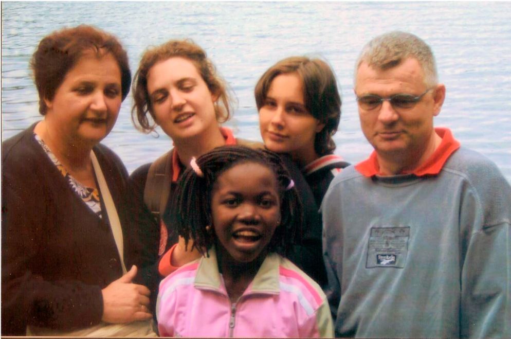 Madou con le "sorelle di cuore" e i genitori