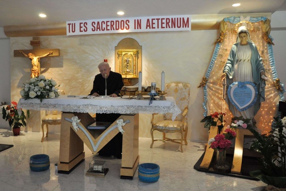 Don Mario Galbiati durante un momento di spiritualità
