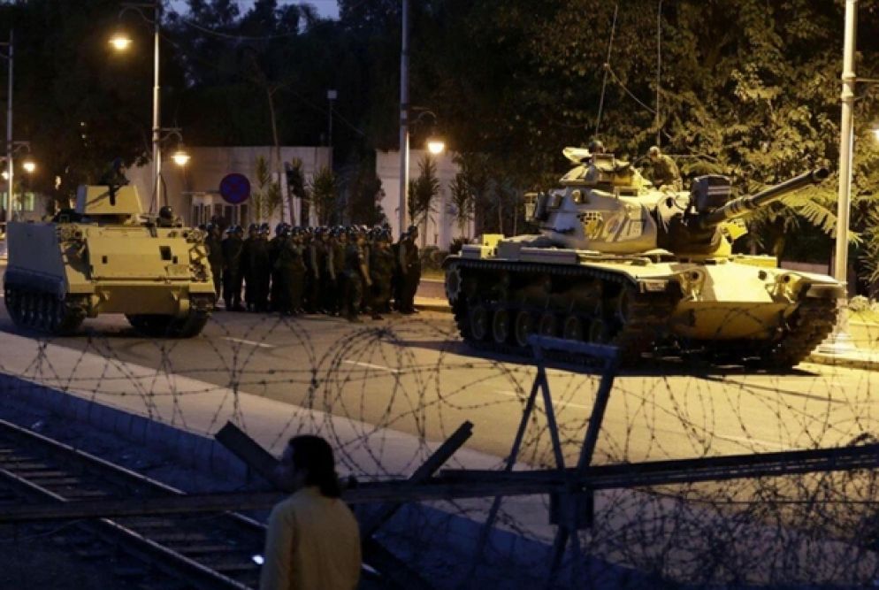 L'esercito turco chiude l'accesso a due ponti sul Bosforo a Istanbul il 15 luglio 2016 (Ansa)