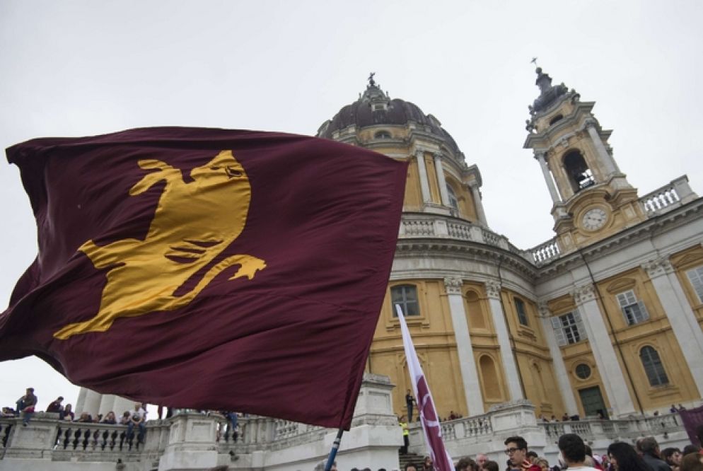 La basilica di Superga a Torino invasa dai tifosi