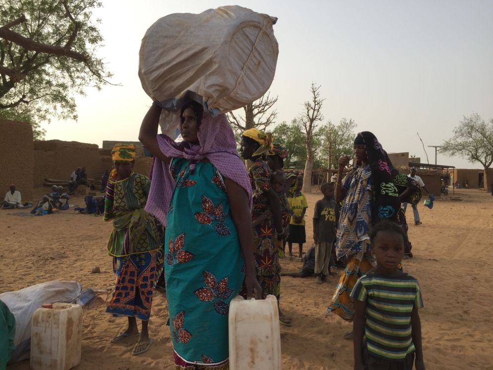 Bimbi con le loro madri nella regione del Mopti in Mali (Lamine Keita/Msf)