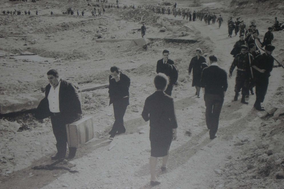 File di superstiti a Longarone, dal docufilm “Vajont per non dimenticare”