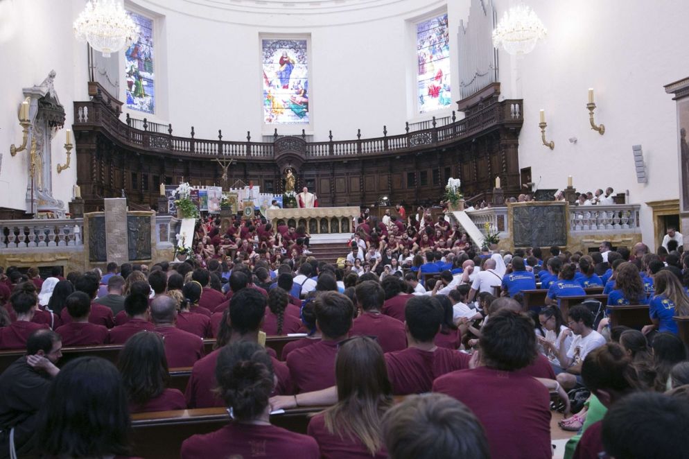 I giovani della Marcia francescana durante la Messa presieduta dal cardinale Bassetti nella basilica di Santa Maria degli Angeli ad Assisi (foto Berti)