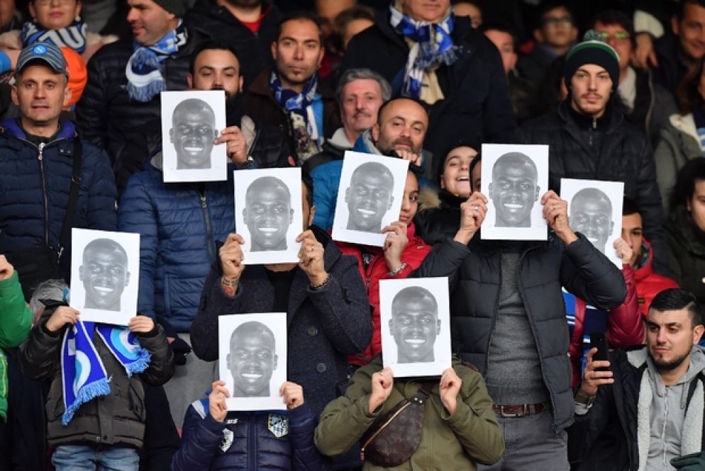 Allo stadio con la faccia di Koulibaly stampata su un foglio, per mostrare la propria vicinanza al difensore. È successo alla partita Napoli-Bologna del 29 dicembre, dopo i cori razzisti di San Siro di Santo Stefano