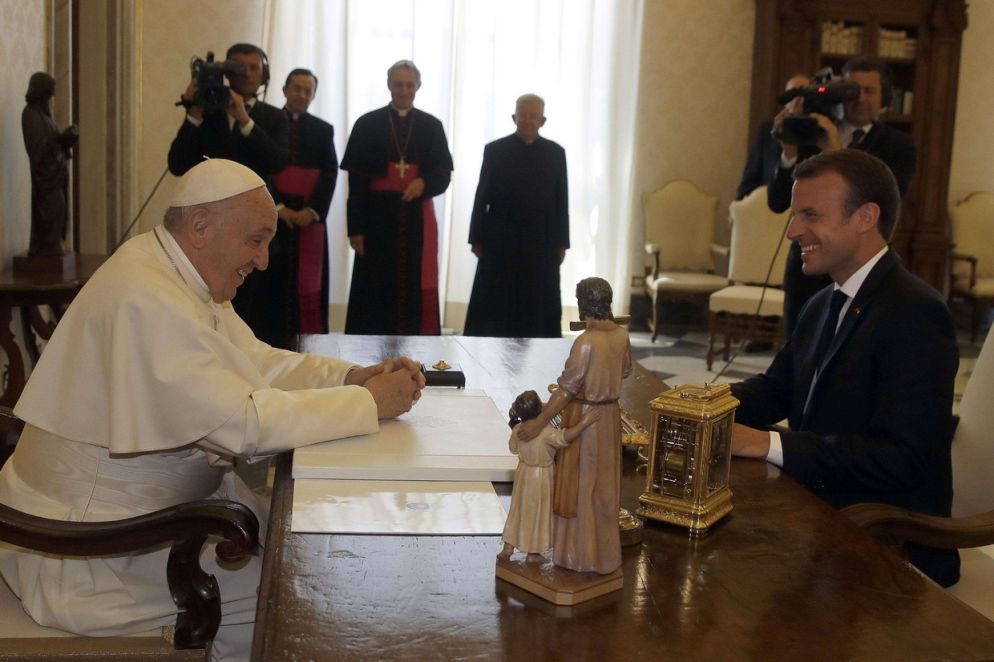 Il colloquio tra il Papa e Macron (Ansa)