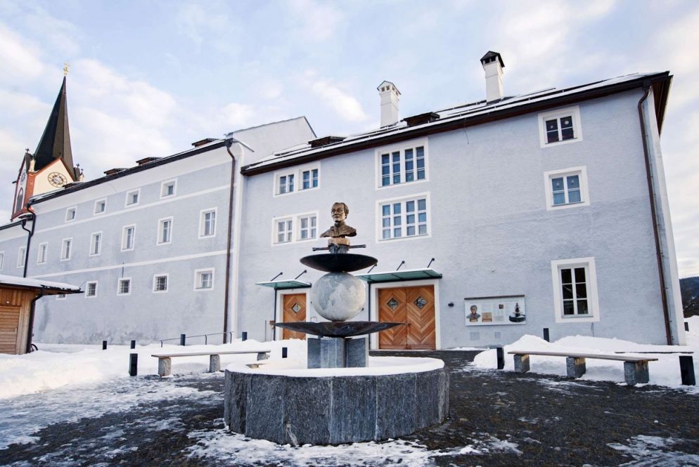 La statua di Joseph Mohr, il prete che scrisse le parole di "Stille Nacht!", a Mariapfarr im Lungau (foto © SalzburgerLand Tourismus)