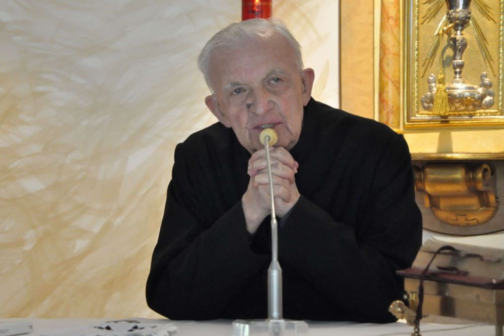 Don Mario Galbiati davanti al microfono