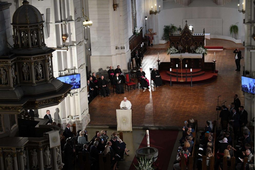 Il Papa durante la preghiera ecumenica nel Rigas Doms, la cattedrale luterana (Ansa)