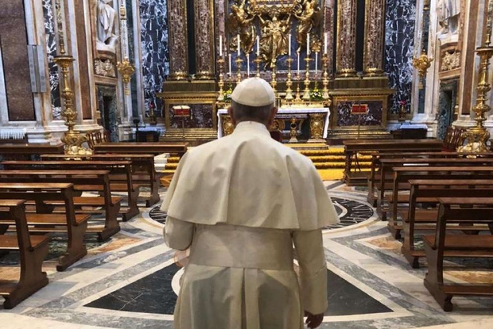 Papa Francesco in Santa Maria Maggiore (Ansa)