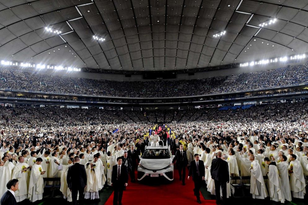 L'arrivo per la Messa al Tokyo Dome (Ansa)