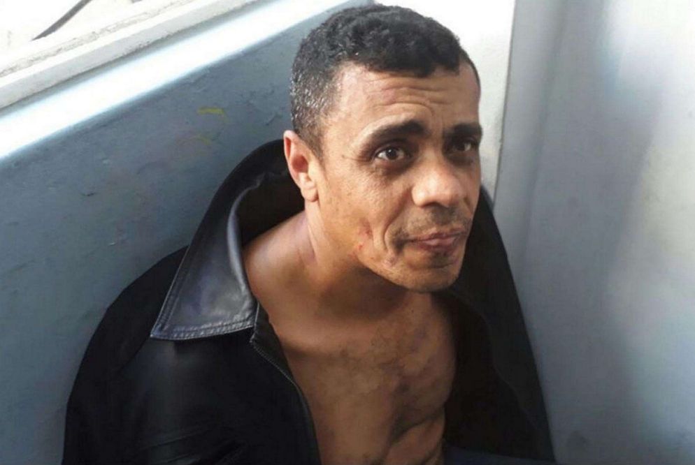 Il sospetto attentatore, bloccato dalla folla e arrestato (Ansa)