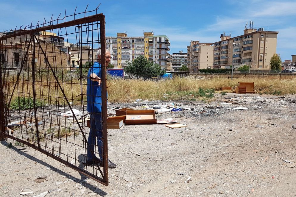 Il terreno "abbandonato" dove sorgerà l'asilo nido "Padre Puglisi" nel quartiere Brancaccio a Palermo (Foto Gambassi)