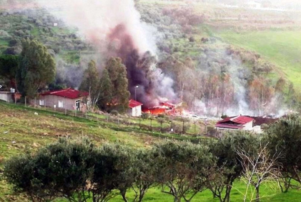 L'immagine, tratta dal profilo Facebook di Strettoweb, mostra il fumo dopo l'esplosione nella fabbrica di fuochi d'artificio a Barcellona Pozzo di Gotto (Messina), 20 novembre 2019. FACEBOOK STRETTOWEB