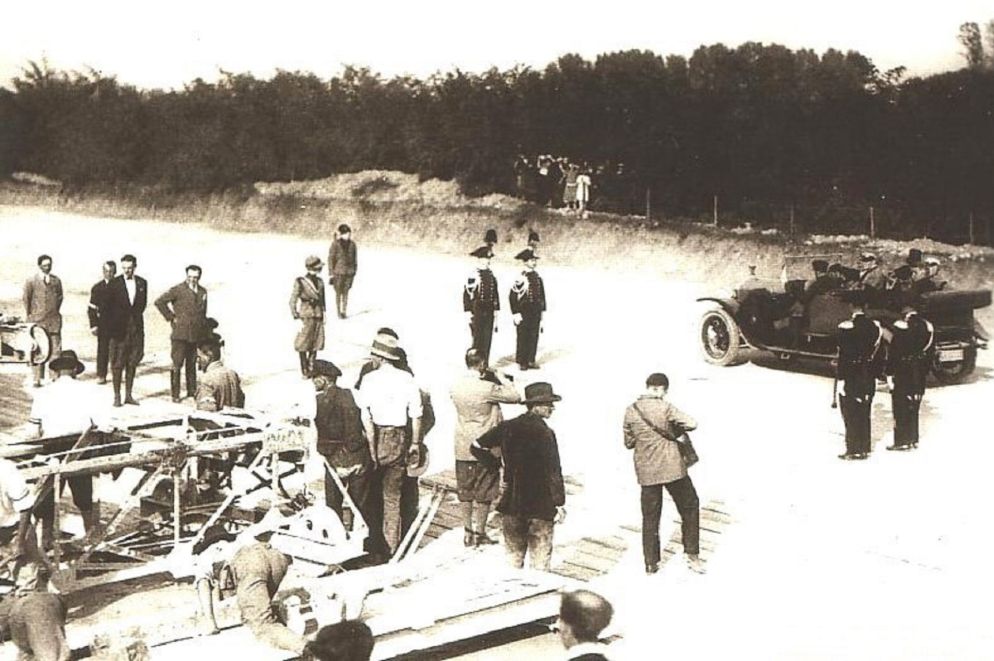 L'inaugurazione della tratta Milano-Lainate della Milano Laghi, nel 1924 (Pubblico dominio, https://it.wikipedia.org/w/index.php?curid=761527)