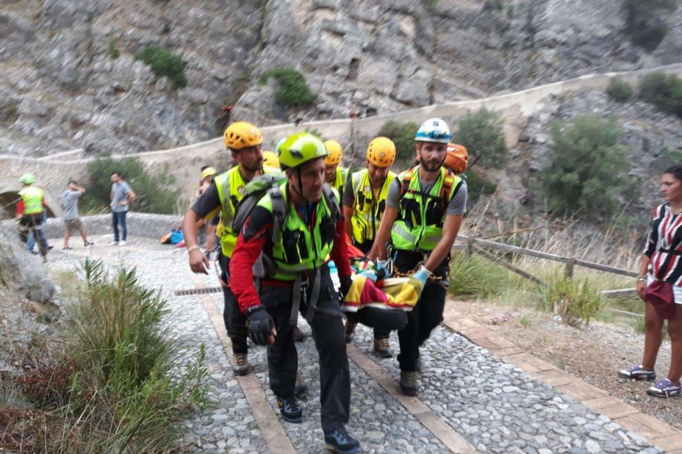 Il soccorso degli escursionisti (Ansa)