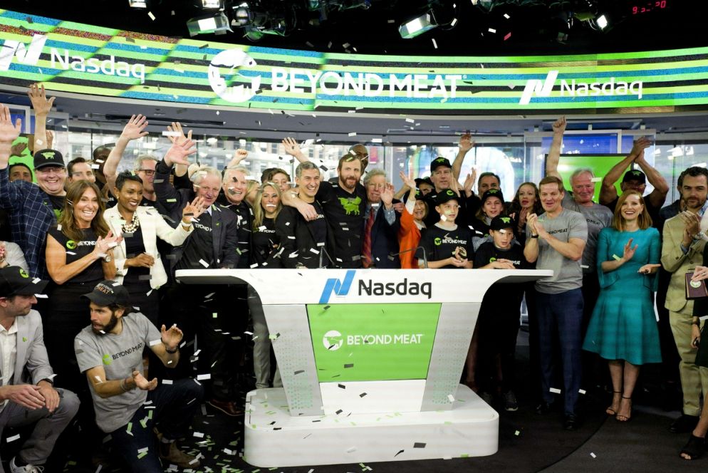 Ethan Brown, al centro, con i colleghi festeggia il debutto al Nasdaq di Beyond Meat (fondo Ansa-Ap)